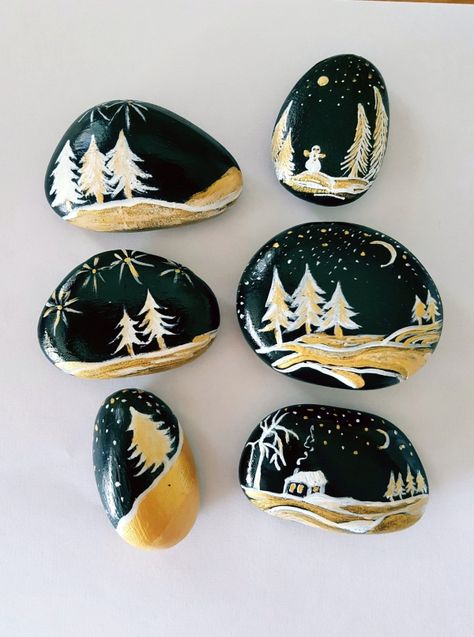 Christmas Stones, Rock Houses, Christmas Pebble Art, Christmas Rocks, Rock Family, Art Christmas Gifts, Painted Rocks Kids, Christmas Rock, Painted Rocks Craft