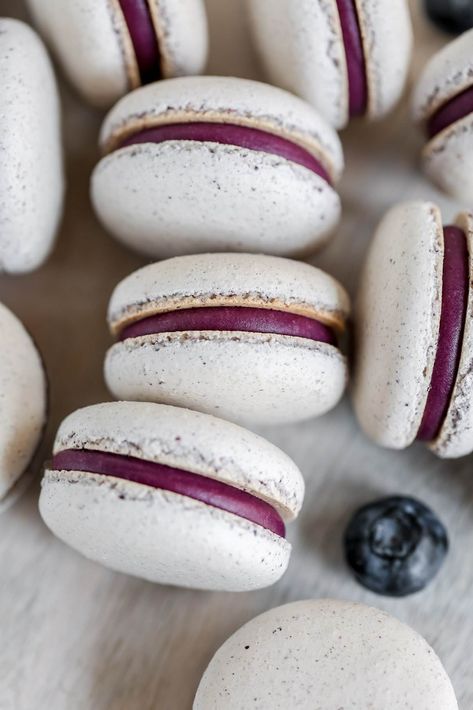 Blueberry Macarons, Macaroons Flavors, French Macaroon Recipes, Macaron Filling, Blueberry Powder, Macaron Flavors, 귀여운 음식 그림, Macaron Cookies, French Macaroons