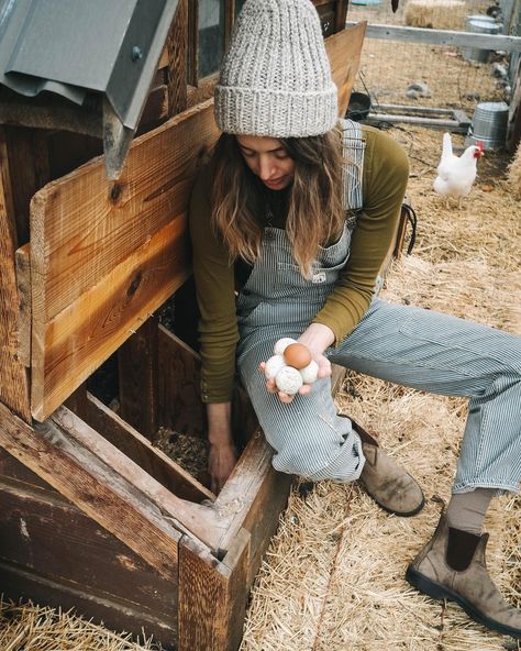 Rural Fashion, Blundstone Boots Outfit Women, Styling Blundstones, Mom Jeans Blundstones, Blundstone Women Outfit Winter, Overalls And Blundstones, Jeans With Blundstone Boots, How To Wear Blundstone Boots, Styling Blundstone Boots Women