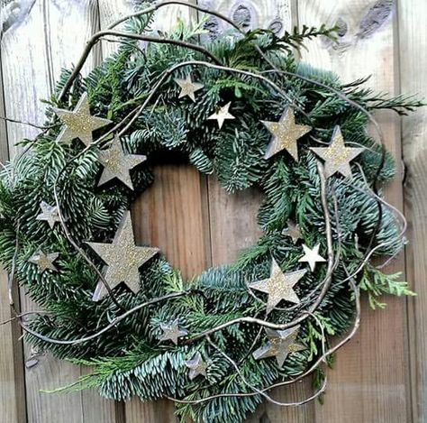 Advent Wreath Door, Christmas Flower Decorations, Christmas Door Hangings, Christmas Advent Wreath, Star Wreath, Christmas Flower Arrangements, Handmade Christmas Crafts, Minimal Christmas, Christmas Door Wreaths