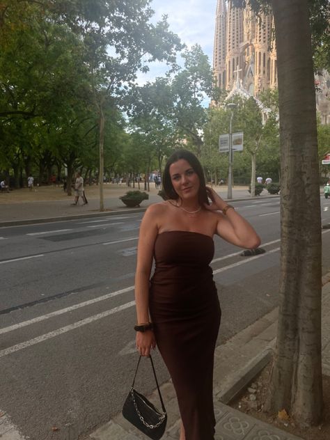 Barcelona, Sagrada Familia, Dinner, Girlstrip, Dress, Brown, Bershka, Pose Going Out, Barcelona