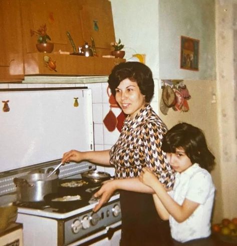 Pictures from Italian profiles (@ita_pictures) • Foto e video di Instagram Thanksgiving Plate, Thanksgiving Plates, Vintage Housewife, Happy Housewife, School Photo, Domestic Goddess, My Jam, American Culture, Old Recipes