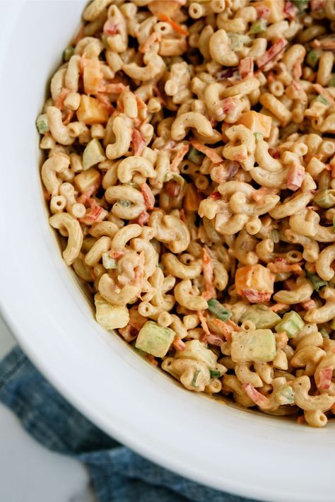 If you are looking for the perfect summer side dish, this BBQ macaroni salad recipe is to die for. It is great for cookouts this summer! Bbq Macaroni Salad, Pasta And Veggies, Pasta With Mayonnaise, Creamy Pasta Salads, Quick Food, Spaghetti Casserole, Macaroni Salad Recipe, Six Sisters, Potluck Dishes