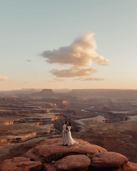 Day one of Megan & Mike’s Moab elopement 🏜️⚡️ We met up for their first look among the dark red rocks and then quested up the mesa and braved some wild wind for their sunset portraits overlooking Canyonlands. They exchanged private vows (with puffy jackets so they could focus on the words instead of how freezing it was haha) and scrambled around the cliff edges like heros. It was so much fun. I got to take engagement photos for these two last year and it was so special to be back out here w... Red Rock Engagement Photos, Red Rock Canyon Wedding, Red Rock Wedding Pictures, Red Rock Canyon Engagement Photos, Valley Of Fire Wedding Elopements, Red Rock Wedding, Rocky Mountain Elopement, Red Rock Canyon Wedding Photos, Sunset Cliffs Elopement