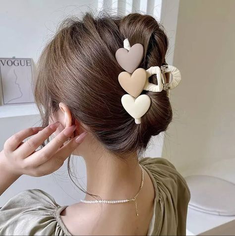 Hair Clutchers, Amber Dresses, Mandal Toka, Date Hairstyles, Hair Clamp, Hair Tie Accessories, Girl Hair Accessories, Pretty Jewelry Necklaces, Hair Clamps