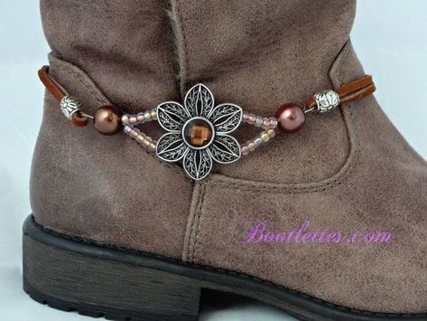 Boat Jewelry, Bracelets Elegant, Homemade Accessories, Mode Country, Boot Chains, Elegant Boots, Women Boot, Boot Bracelet, Beaded Shoes