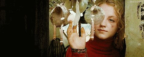 17. Luna: Your spacey friend who randomly goes off on tangents that don’t always make sense. | 19 Of The Best Harry Potter Related Insults Luna Lovegood Gif, Luna Lovegood Hair, Hogwarts Room, Hogwarts Alumni, Harry Potter Hogwarts Houses, Cho Chang, Fred And George Weasley, Harry Potter Gif, George Weasley