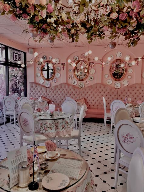 Fancy Bakery Interior, Pretty Cafe Interior, Coquette Restaurant, Coquette Toca Boca, Boutique Interior Design Ideas, Coquette Cafe, Pink Aesthetic Home, Tea Room Ideas, Luxury Cafe