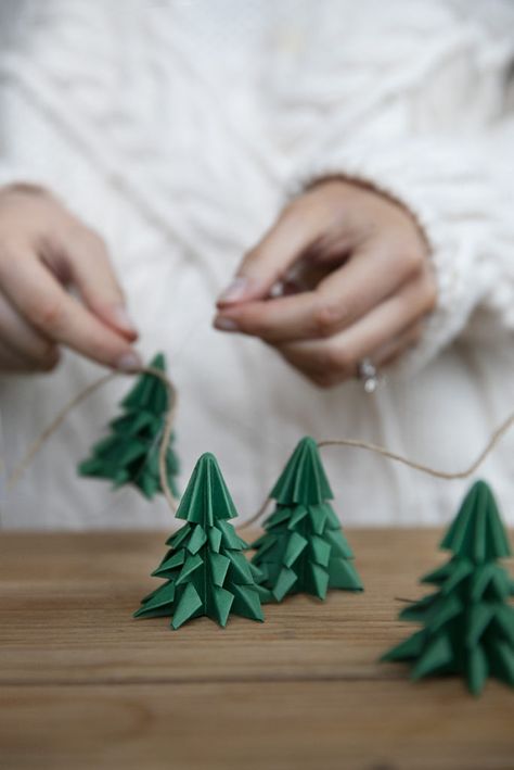 DIY: Pappersstjärnor - Trendenser Christmas Diy Tree, Christmas Diy Tree Decor, New York Jazz, Christmas Decorations Diy Crafts, Paper Christmas Decorations, Paper Christmas Ornaments, Diy Tree, Christmas Origami, Paper Ornaments