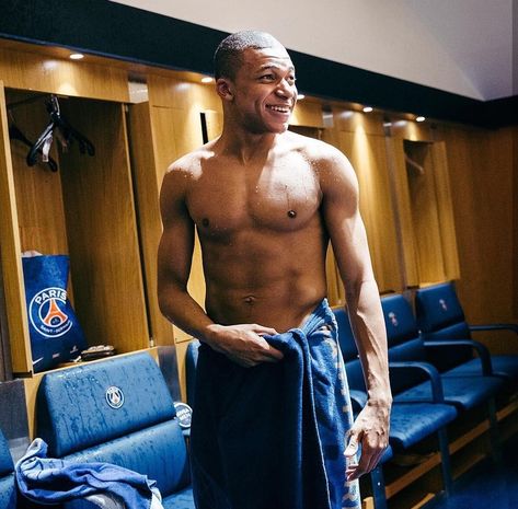 Mbappe French Football Players, Football Players Images, Athleisure Men, Soccer Drills, Kylian Mbappe, Soccer Guys, National Football Teams, Football Match, Soccer Training