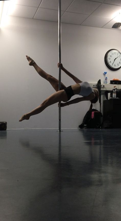 Pole Dance Poses Beginner, Exotic Dancer Aesthetic, Pole Photoshoot Poses, Pole Dance Photoshoot, Pole Dance Poses, Pole Aesthetic, Pole Poses Photo Shoots, Pole Photoshoot, Pole Fitness Moves