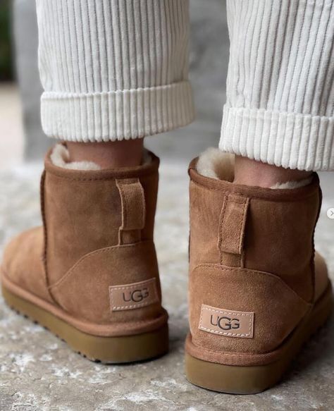 Ugh Ankle Boots, Mini Ugh Boots, Uggs Classic Short Outfit, Ugg Boots Mimi, Ugg Shearling Slippers Outfit, Uggs 2023 Outfit, Classic Mini Boot Ugg Outfit, Ugg Classic Boots Outfit, Uggs 2022 Outfit