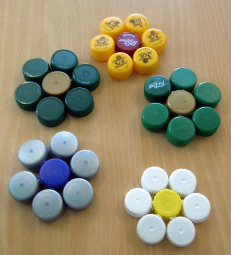 Bottle top flowers Water Bottle Crafts Diy, Plastic Bottle Cap Crafts, Bottle Cap Coasters, Bottle Top Art, Plastic Bottle Tops, Diy Bottle Cap Crafts, Bottle Top Crafts, Plastic Bottle Crafts Diy, Bottle Cap Projects