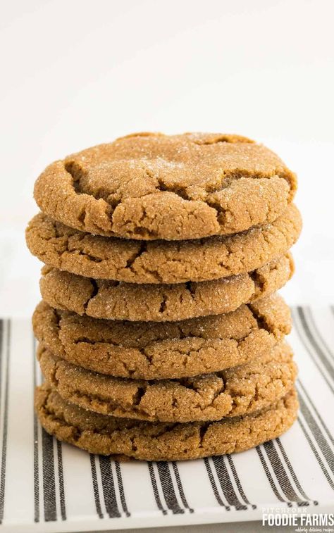 Gingersnap Cookies Recipe - Soft and Chewy - Pitchfork Foodie Farms Gingersnap Cookies Recipe, Gingersnap Cookies Chewy, Ginger Snap Cookies Recipe, Soft Cookie Recipe, Gingersnap Cookies, Apple Pie Cookies, Salted Caramel Cookies, Pie Cookies, Cinnamon Cookies