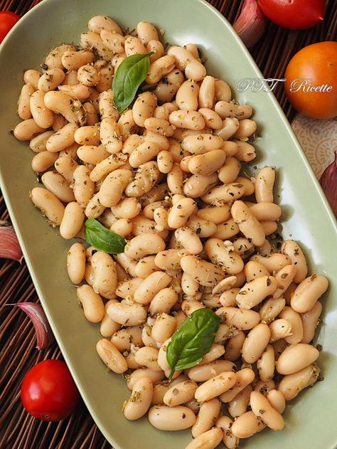 Fagioli cannellini con aglio, olio e limone – PTT Ricette #fagioli #cannellini #aglio #olio #limone #pttricette Aglio Olio, Italy Travel, Feta, Italy, Travel