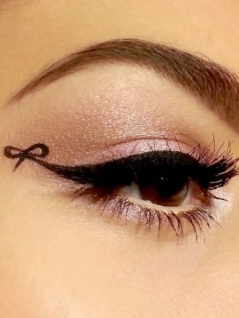 Simple but very pretty. Don't you agree? - Imgur Daring Makeup, Eyeliner Glitter, Easy Winged Eyeliner, Permanente Make-up, Eyeliner Styles, Maquillage Halloween, Winged Eyeliner, Long Lashes, Asian Makeup