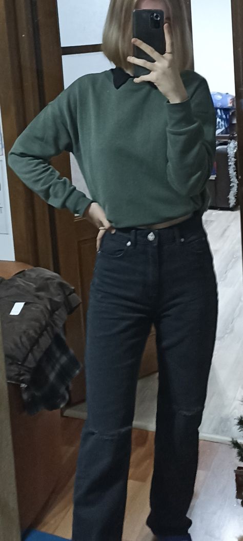 Straight Cut Jeans Outfit, Black Trousers Outfit, Green Sweater Outfit, Flat Shoes Outfit, Dark Green Shirt, Black Pants Outfit, Game Outfit, White Collared Shirt, Black Jeans Outfit