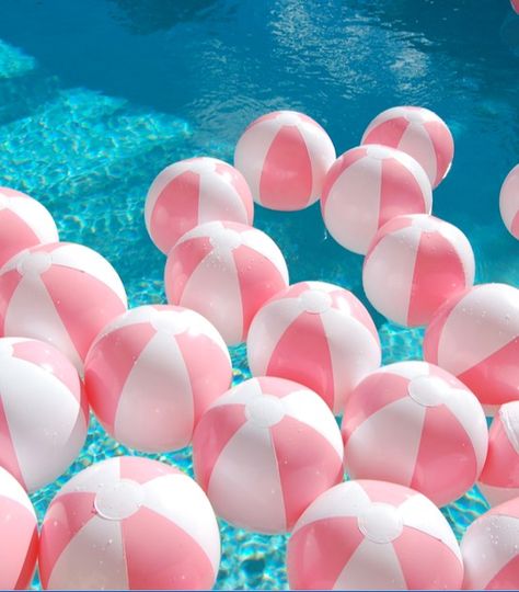 ✧♛ 𝐮𝐰𝐮𝐥𝐞𝐥𝐞 ♚✧ Barbie Bachelorette Pool Party, Ibiza Pool Party Decor, Bachelorette Pool Decorations, Vintage Pool Party Aesthetic, Beach Ball Aesthetic, Tropical Pink Aesthetic, Barbie Floaties, Pink And White Pool Party, Malibu Barbie Bachelorette