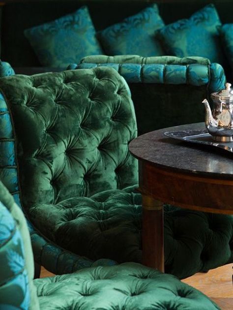 Green Velvet Couch, Deco Baroque, Stars Wallpaper, Ivy House, Green Inspiration, Velvet Couch, By Any Means Necessary, Slytherin Aesthetic, Green Rooms