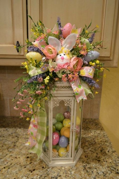 Lantern Swag, Tafel Decor, Easter Craft Decorations, Diy Christmas Wreaths, Spring Easter Crafts, Spring Decorating, Easter Floral, Easter Projects, Easter Decorations Outdoor