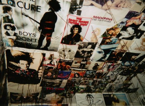 Posters On Ceiling, Alt Bedrooms, Poster Ceiling, Ceiling Posters, 90s Teen Bedroom, Alternative Bedroom, 2000s Posters, Retro Rooms, Grunge Bedroom