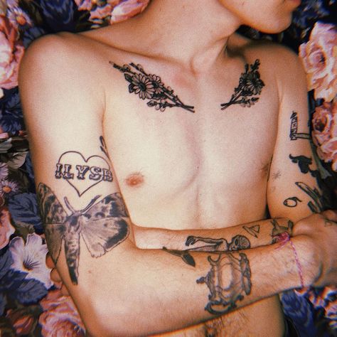 kurtis conner (@kurtisconner) • Instagram photos and videos Kurtis Conner Tattoos, Tv Tattoo, Kurtis Conner, Body Mods, A Tv, Dreamcatcher Tattoo, Cool Tattoos, Flower Tattoo, Youtubers