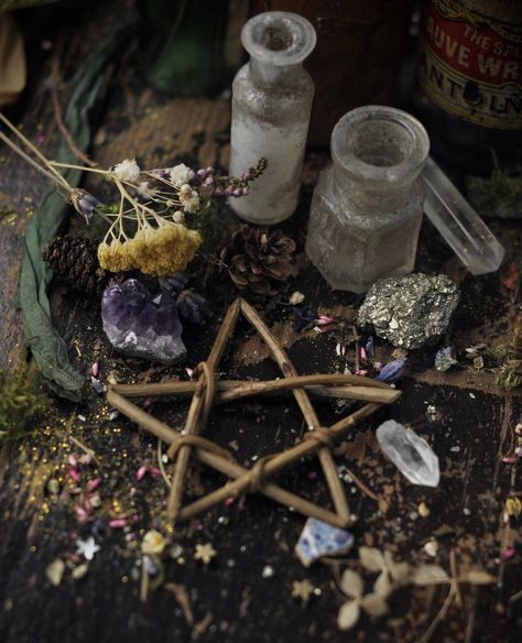 Green Witch Aesthetic, Witchcore Aesthetic, Medieval Witch, Witch Room, Witch Core, Cottage Witch, Witches Altar, Witch Books, Magic Aesthetic