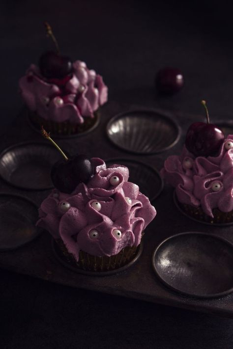 Goth Cupcakes, Dark Desserts, Cheesecake Fruits Rouges, Dark Cupcakes, Goth Food, Cute Halloween Food, Monster Food, Fruit Cupcakes, Colorful Desserts