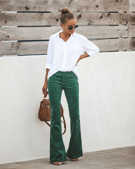 Trendy Fashion Women Over 40, Bright Outfit Ideas For Women, Green Cords Outfit, Green Cord Pants Outfit, Colored Flare Pants Outfit, Courderoy Overall Outfit, Trouser Fall Outfits, Green Bootcut Pants Outfit, Casual Wear For Women Over 40 Outfit