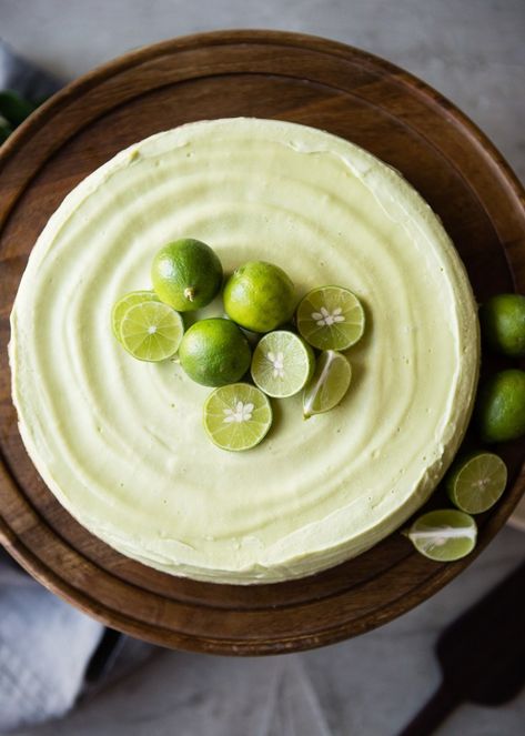 This Raw Key Lime Pie Is the Perfect Summer Dessert Raw Key Lime Pie, Veg Desserts, Alkaline Meals, Raw Eating, Paleo Pumpkin Pie, Perfect Christmas Dinner, Raw Treats, Craving Sweets, Alkaline Recipes