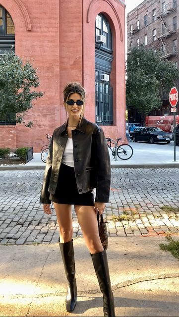 Style Black Leather Jacket, Black Knee High Boots Outfit, Tall Black Boots Outfit, Tall Boots Outfit, Rome Outfits, Leather Jacket For Women, Black Boots Outfit, Knee Boots Outfit, Eksterior Modern