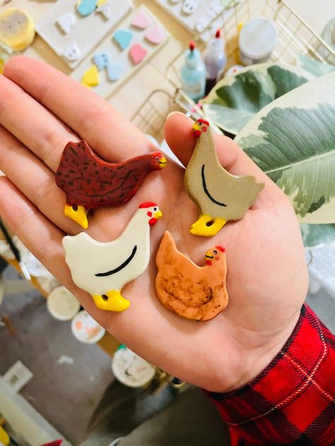 Chicken Gifts Diy, Chicken Magnets, Chicken Magnet, Fridge Magnets Ideas Creative, Chicken Clay, Clay Chickens, Clay Chicken, Clay Fridge Magnets, Clay Fridge