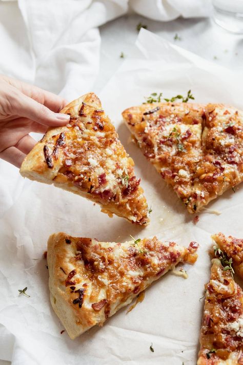 Caramelized Onion Pizza, Fancy Pizza, Pizza Oven Recipes, Onion Pizza, Bacon Pizza, Carmelized Onions, Broma Bakery, Making Homemade Pizza, Flatbread Pizza