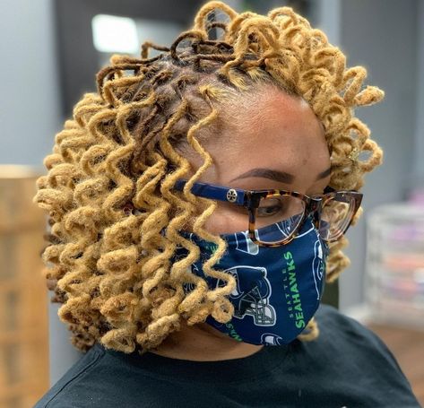 Locks Hairstyle, Dreadlocks Hairstyle, Locks Hairstyles, Thick Dreads, Timeless Hairstyles, Dreads Styles For Women, Natural Dreadlocks, Short Dreads, Blonde Dreads