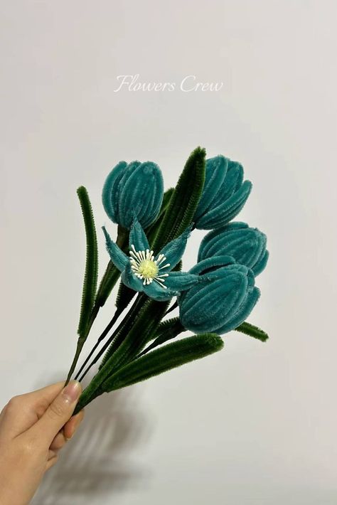 blue tulips Handmade Tulips, Pipe Cleaner Projects, Chenille Stem Crafts, Single Flower Bouquet, Pipe Cleaner Art, Piping Flowers, Diy Bouquet Wrap, Pipe Cleaner Flowers, Green Diy