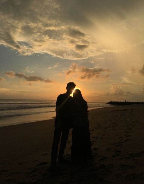 Genre: Spiritual-Romance Start: 12 Mei 2023 Revisi: 29 Desember 2023 … #spiritual # Spiritual # amreading # books # wattpad Couple Beach Pictures, Beautiful Beach Pictures, Love Couple Wallpaper, Couple Moments, Instagram Couples, Best Friend Pictures Tumblr, Cute Funny Pics, Muslim Couple Photography, Story Ideas Pictures