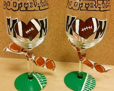 Diy Glasses, Ball Painting, Wine Glass Decor, Diy Wine Glasses, Decorated Wine Glasses, Cadeau Parents, Hand Painted Glasses, Wine Craft, Wine Glass Crafts