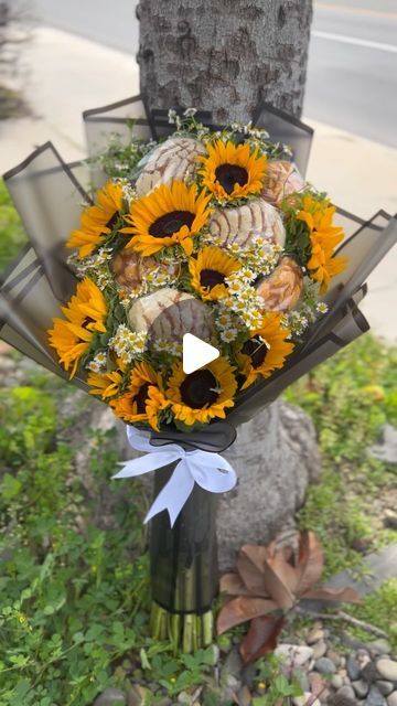 @melys_creations_ on Instagram: "Concha bouquets 😭❤️ - - - - - - - #sunflowers #sunflowers🌻 #flowers #conchas #reels #reelsinstagram #viralreels #explorepage #exploremore" Concha Bouquet, Flower Gift Ideas, Halloween Theme, March 16, Flower Gift, Creative Gifts, Gift Giving, Halloween Themes, Flowers Bouquet