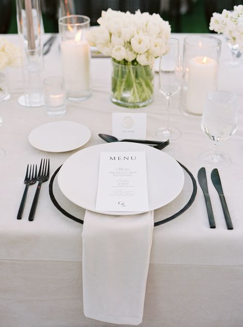 black and white dinner table Modern Wedding Charger Plates, Modern Place Setting Wedding, Black Rim Charger Plate Wedding, Plate Chargers Ideas Place Settings, Minimal Table Setting Wedding, Wedding Table Plate Set Up, Wedding Plate Set Up, White Place Setting, Table Plate Setting