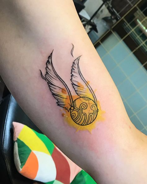 Super fresh golden snitch from my HP flash sheet ✨ #tattoo #snitch #goldensnitch #snitchtattoo #goldensnitchtattoo #harrypotter… Tiny Harry Potter Tattoos, Golden Snitch Tattoo, Snitch Tattoo, Flash Sheet Tattoo, Tattoo Meaningful, Harry Tattoos, Science Tattoos, Amazon List, Hp Tattoo