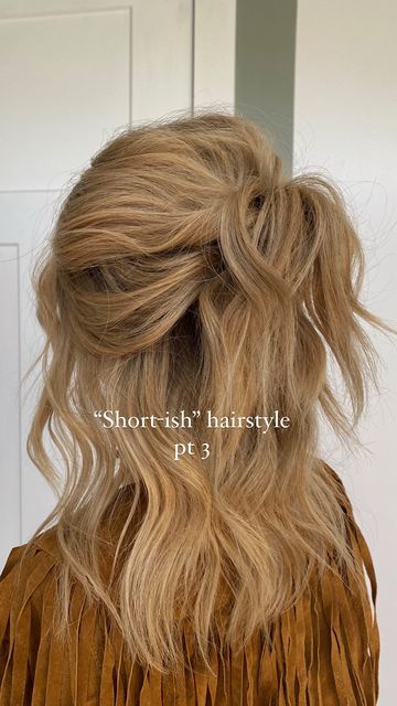 Boho Bridal Short Hair, Simple Boho Hairstyles Short Hair, Half Up High Ponytail Short Hair, Easy Boho Hairstyles For Medium Hair, Medium Length Hair Updos Casual, Boho Updos For Medium Hair, Boho Hairstyles Medium Hair, Boho Hair Medium Length, Half Up Hair Tutorial Videos