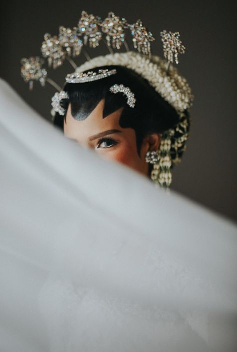 Wedding Jawa Hijab, Wedding Adat Jawa, Pose Pengantin, Nikah Adat Jawa, Pernikahan Adat Jawa Hijab, Javanese Wedding, Indonesian Wedding, Wedding Photoshoot Props, Pose Fotografi