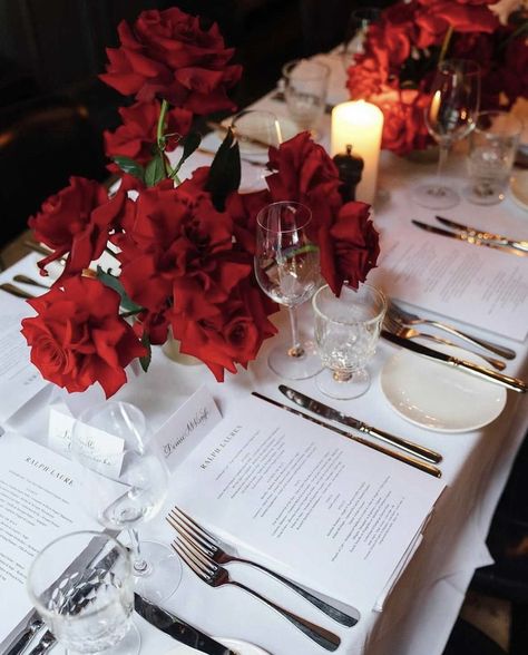 Rehearsal Dinner Themes, Wedding Staircase, Rose Centerpieces Wedding, Hollywood Glamour Wedding, Aisle Planner, Christmas Bridal Showers, Black And White Wedding Theme, Red Wedding Flowers, White Wedding Theme