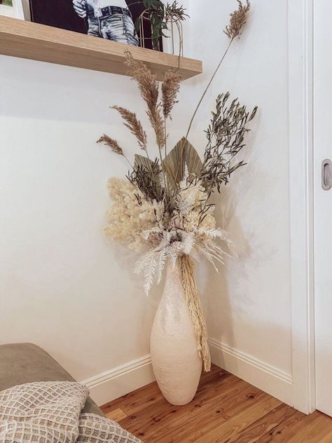 Floor Vase Decorating Ideas Living Room, Floor Vase Filler Ideas, Large Vase Filler Ideas, Vase Decorating Ideas Living Room, Large Floor Vase Decor, Floor Vase Decorating Ideas, Grande Vase, Tall Vase Decorating Ideas, Tall Floor Vase Ideas