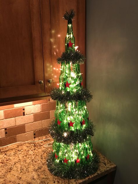 Heineken/Beer Christmas Tree. One case of beer, two strands of icicle lights, foam poster board, and glass epoxy. Fun Christmas bar decor! Beer Tree Christmas, Bar Christmas Decorations, Beer Christmas Tree, Unique Christmas Tree Decorations, Beer Christmas Gifts, Beer Cakes, Unusual Christmas Decorations, Cheap Christmas Trees, Beer Christmas