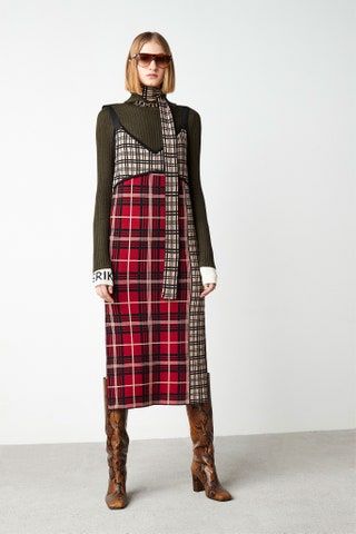 Erika Cavallini Otoño Invierno 2020-2021 Pret-A-Porter - Pasarelas | Vogue España Tartan Fashion, Fashion Attire, Tartan Pattern, Fashion Show Collection, Fashion 2020, Vogue Paris, Plaid Dress, Dress Design, All About Fashion