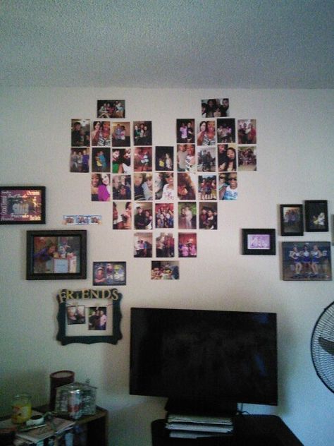 Picture Wall Ideas Bedroom Heart, Friend Picture Collage Wall, Heart Picture Collage Layout 4x6, Ideas For Photo Wall, Picture Wall Ideas 4x6, Photo Collage Bedroom Ideas, Heart Wall Collage Layout, Picture Wall Ideas Heart, Picture Heart Wall Layout