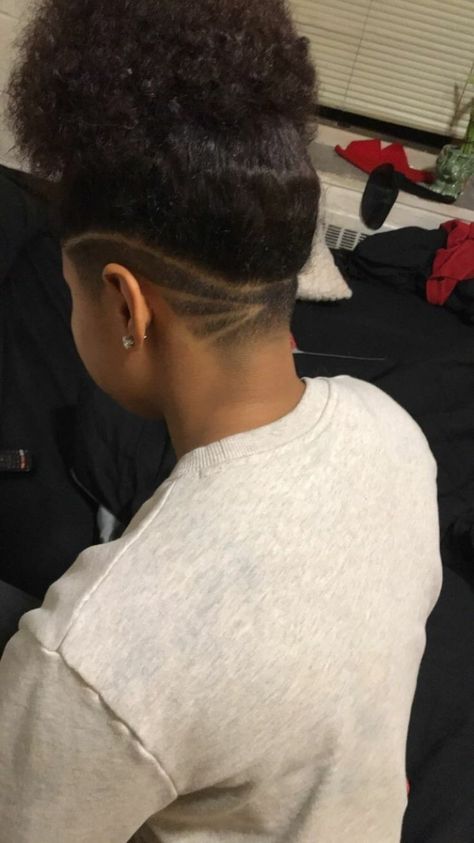 Undercut Natural Hair Long, Undercuts On Black Women, Stud Undercut Long Hair, V Undercut, Undercut Hairstyles Women Black, Natural Hair Undercut, Undercut Black Women, Curly Hair 3c, Undercut Natural Hair