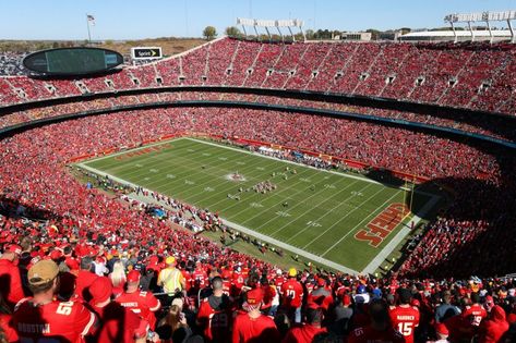 Football Crowd, Nfl Stadium, Football Posters, Nfl Stadiums, Chiefs Game, Seahawks Fans, Kansas City Chiefs Football, New Spain, The Chiefs