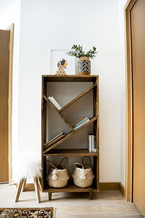 A DIY Bookcase with Angled Shelves perfect for a little boy or girl's room! #nursery #diy #woodworking #bookshelf Unusual Bookcase, Diy Bookshelf Plans, Diy Bookcase, Bookshelf Plans, Nursery Bookshelf, Bookcase Diy, Modern Bookshelf, Bookshelves Diy, Modern Diy